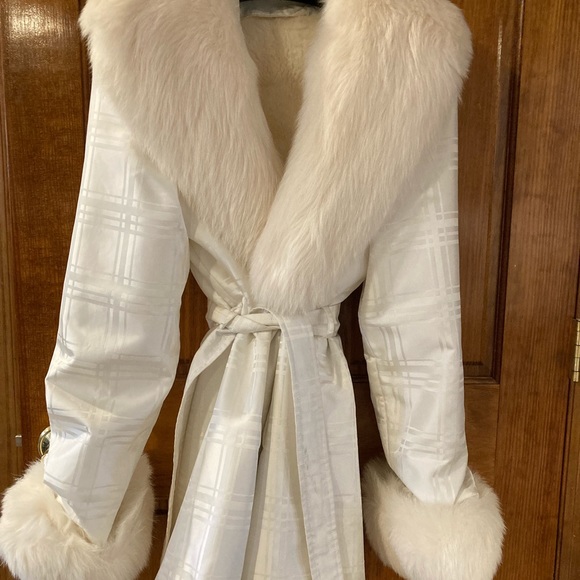 White coat with fox fur collar and cuffs with rabbit lining - Picture 3 of 9